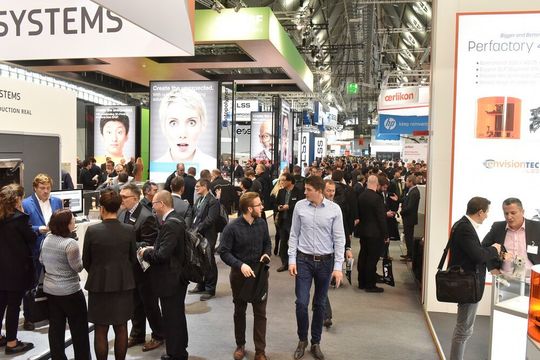Die Formnext ist Leitmesse für Additive Manufacturing und die nächste Generation intelligenter industrieller Fertigungs- und Herstellungsverfahren. Sie fokussiert vom Design über die Herstellung bis zur Serie die effiziente Realisierung von Produktideen. Die Formnext ist Leitmesse für Additive Manufacturing und die nächste Generation intelligenter industrieller Fertigungs- und Herstellungsverfahren. Sie fokussiert vom Design über die Herstellung bis zur Serie die effiziente Realisierung von Produktideen.