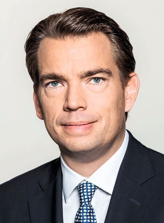 Mit Blick auf einen möglichen Börsengang wird sich Philippp Schulte-Noelle unter anderem dafür einsetzen, dass das Berichtswesen beschleunigt wird und zukünftig internationalen Rechnungslegungsstandards (‚IFRS‘) entspricht. Mit Blick auf einen möglichen Börsengang wird sich Philippp Schulte-Noelle unter anderem dafür einsetzen, dass das Berichtswesen beschleunigt wird und zukünftig internationalen Rechnungslegungsstandards (‚IFRS‘) entspricht.