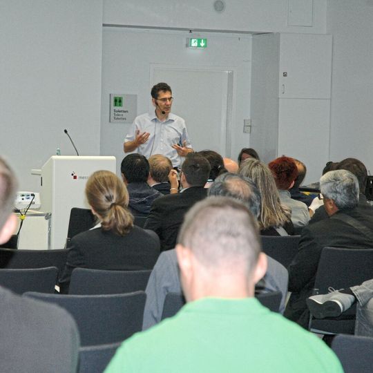 Prof. Dr. Peter Neubauer von der TU Berlin sprach in seinem Vortrag über die Bioprozessentwicklung im Zeitalter der Digitalisierung und intelligente Experimente als Schlüsselkomponente. Prof. Dr. Peter Neubauer von der TU Berlin sprach in seinem Vortrag über die Bioprozessentwicklung im Zeitalter der Digitalisierung und intelligente Experimente als Schlüsselkomponente.