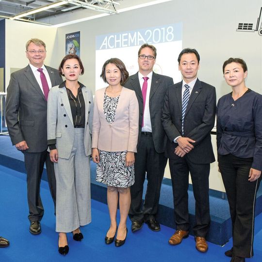 From left to right: Claas Klasen (Evonik), Juliet Ma (Molbase), Grace Li (Evonik), Dirk Wurster (Covestro), Derwin Wong (Covestro) From left to right: Claas Klasen (Evonik), Juliet Ma (Molbase), Grace Li (Evonik), Dirk Wurster (Covestro), Derwin Wong (Covestro)