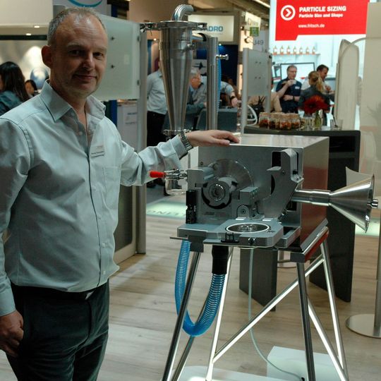 Dipl. Chem. Thomas Stratesteffen, Fritsch Vertrieb, präsentiert die neue Schneidmühle Pulverisette 19 Dipl. Chem. Thomas Stratesteffen, Fritsch Vertrieb, präsentiert die neue Schneidmühle Pulverisette 19