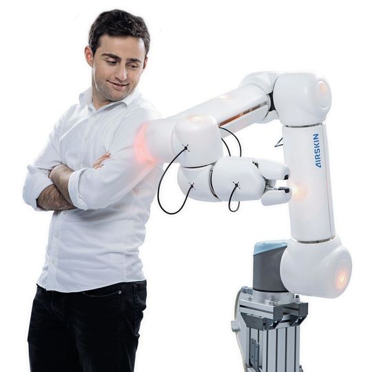 Airskin gewährleistet die sichere Zusammenarbeit zwischen Mensch und Maschine. Airskin gewährleistet die sichere Zusammenarbeit zwischen Mensch und Maschine.