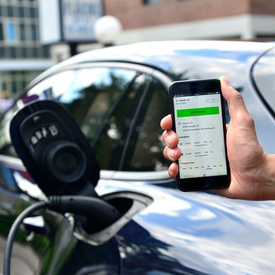 Porsche Charging Service: Eine App findet Ladesäulen und übernimmt Identifikation und Abrechnung.