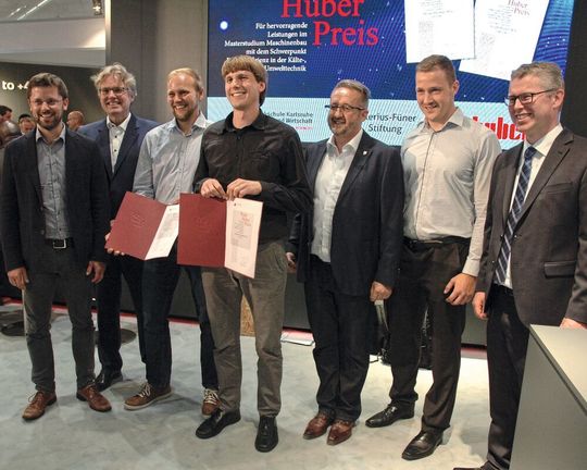 V.l.n.r.: Prof. Dr. Matthias Stripf, Prof. Dr. Michael Arnemann, beide Hochschule Karlsruhe, die Preisträger Joseph Michel und Florian Theobald, Daniel Huber, Dr. Jakob Schaaf, Peter Huber Kältemaschinenbau und Prof. Dr. Jens Denecke, Hochschule Karlsruhe V.l.n.r.: Prof. Dr. Matthias Stripf, Prof. Dr. Michael Arnemann, beide Hochschule Karlsruhe, die Preisträger Joseph Michel und Florian Theobald, Daniel Huber, Dr. Jakob Schaaf, Peter Huber Kältemaschinenbau und Prof. Dr. Jens Denecke, Hochschule Karlsruhe