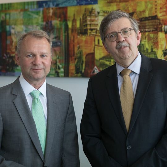 Thomas Schmidt (rechts) und Klaus Alberti, Geschäftsführer von Infraserv Logistics, freuen sich auf das neue Gefahrstoff-Lager. Thomas Schmidt (rechts) und Klaus Alberti, Geschäftsführer von Infraserv Logistics, freuen sich auf das neue Gefahrstoff-Lager.