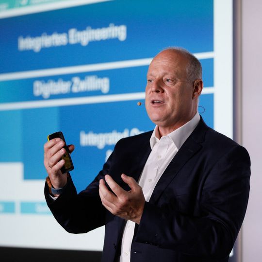 „Die Kunden profitieren von dem vorkonfigurierten Know-how von Bilfinger und erzielen durch den Einsatz von Comos eine schnelle Wertschöpfung“, erklärt Eckard Eberle, CEO der Business Unit Process Automation (PD PA) und Leiter des Siemens-Messestandes auf der Achema. „Die Kunden profitieren von dem vorkonfigurierten Know-how von Bilfinger und erzielen durch den Einsatz von Comos eine schnelle Wertschöpfung“, erklärt Eckard Eberle, CEO der Business Unit Process Automation (PD PA) und Leiter des Siemens-Messestandes auf der Achema.