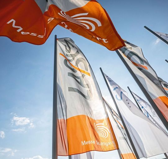 In ihrer sechsten Auflage unterstreiche die am 7. Juni zuende gegangene LASYS erneut ihren starken Anwenderbezug. Die positive Stimmung am Markt für die Laser-Materialbearbeitung war in der Halle 4 auf dem Stuttgarter Messegelände an allen drei Tagen deutlich spürbar, wie die Messe Stuttgart berichtet. 5800 Besucher ließen sich die Highlights der insgesamt 189 Aussteller aus 23 Nationen nicht entgehen, heißt es. In ihrer sechsten Auflage unterstreiche die am 7. Juni zuende gegangene LASYS erneut ihren starken Anwenderbezug. Die positive Stimmung am Markt für die Laser-Materialbearbeitung war in der Halle 4 auf dem Stuttgarter Messegelände an allen drei Tagen deutlich spürbar, wie die Messe Stuttgart berichtet. 5800 Besucher ließen sich die Highlights der insgesamt 189 Aussteller aus 23 Nationen nicht entgehen, heißt es.