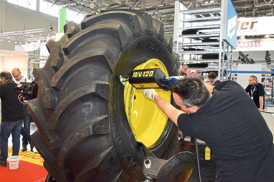 Auch die Montage der fettesten Schlappen gelingt mit dem richtigen Equipment nahezu mühelos. Auch die Montage der fettesten Schlappen gelingt mit dem richtigen Equipment nahezu mühelos.