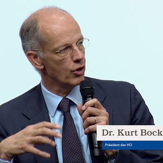„Die Unternehmen begreifen Digitalisierung und eine zirkuläre Wirtschaftsweise als eine Chance für mehr Nachhaltigkeit. Das hilft, die aktuelle Entwicklungsphase unserer Branche, die Ära Chemie 4.0, erfolgreich zu bewältigen“, sagt VCI-Präsident Kurt Bock. „Die Unternehmen begreifen Digitalisierung und eine zirkuläre Wirtschaftsweise als eine Chance für mehr Nachhaltigkeit. Das hilft, die aktuelle Entwicklungsphase unserer Branche, die Ära Chemie 4.0, erfolgreich zu bewältigen“, sagt VCI-Präsident Kurt Bock.