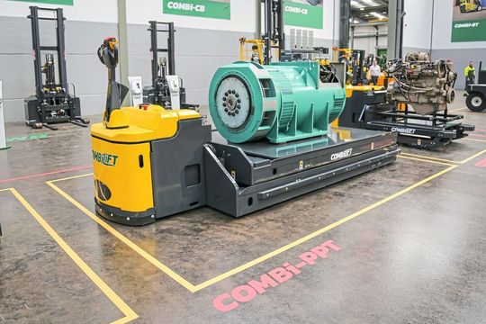 Der Combi-HC-PPT ist ein leistungsstarker Gabelhubwagen mit 3 bis 6 t Tragkraft. Modelle mit Tragfähigkeiten von 7 bis 16 t gibt es auf Anfrage.