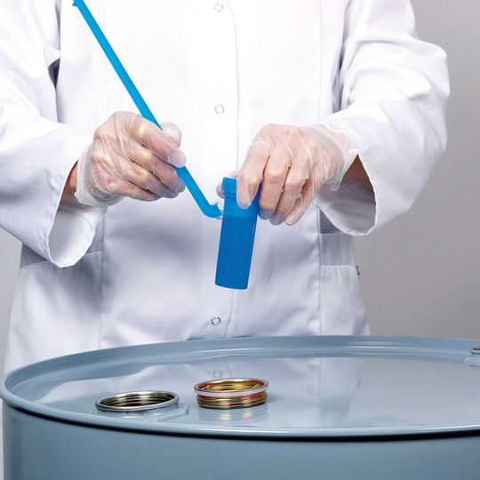 Die Schöpfdose Dispo Dipper ermöglicht die Entnahme und den Transport der Probe in nur einem Gerät. Die Schöpfdose Dispo Dipper ermöglicht die Entnahme und den Transport der Probe in nur einem Gerät.