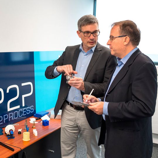 Pietro Pignatiello, CEO Pi2Process AG, und Thomas Burkhardt, Account Manager GIA Informatik AG, im Gespräch über die neue Technologie 3D-Hybrid Additive Manufacturing. Pietro Pignatiello, CEO Pi2Process AG, und Thomas Burkhardt, Account Manager GIA Informatik AG, im Gespräch über die neue Technologie 3D-Hybrid Additive Manufacturing.