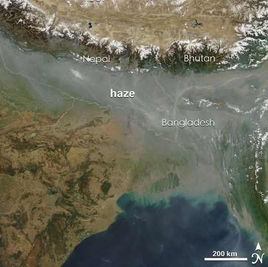 Eine riesige Schmutzwolke über Südasien: die Atmospheric Brown Cloud entsteht jedes Jahr während der Wintermonate durch die Verbrennung von Biomasse und fossilen Brennstoffen und verschwindet im Frühjahr wieder. (Ausschnitt) Eine riesige Schmutzwolke über Südasien: die Atmospheric Brown Cloud entsteht jedes Jahr während der Wintermonate durch die Verbrennung von Biomasse und fossilen Brennstoffen und verschwindet im Frühjahr wieder. (Ausschnitt)