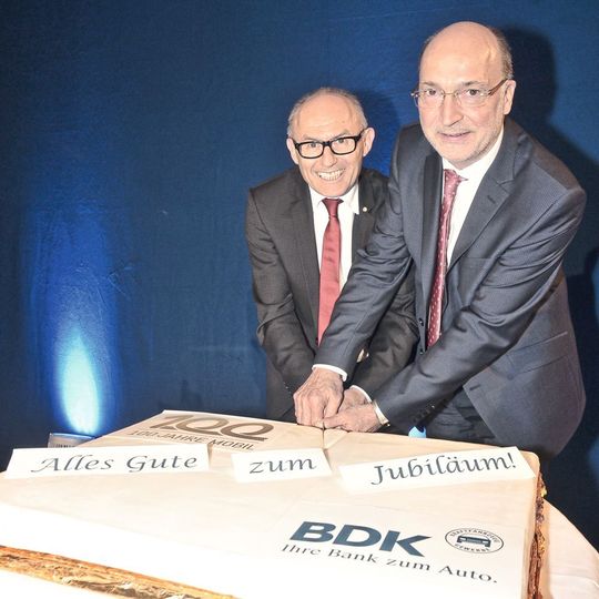 Sauberer Schnitt: Michael Ziegler (Kfz-Gewerbe Baden-Württemberg) und Hermann Frohnhaus (BDK) mit der Feiertorte. Sauberer Schnitt: Michael Ziegler (Kfz-Gewerbe Baden-Württemberg) und Hermann Frohnhaus (BDK) mit der Feiertorte.