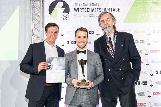 Patrick Lehn von Sonova, Jason Brügger und Festivaldirektor KR Alexander V. Kammel auf den Internationalen Wirtschaftsfilmtagen, die Ende Mai in Wien stattgefunden hat. Alle drei freuen sich über die vierfache Auszeichnung des Films „Leben ohne Einschränkungen – die Geschichte von Jason Brügger“. Patrick Lehn von Sonova, Jason Brügger und Festivaldirektor KR Alexander V. Kammel auf den Internationalen Wirtschaftsfilmtagen, die Ende Mai in Wien stattgefunden hat. Alle drei freuen sich über die vierfache Auszeichnung des Films „Leben ohne Einschränkungen – die Geschichte von Jason Brügger“.
