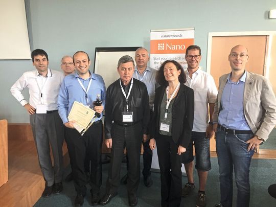 Bilal Gökce von der Universität Duisburg-Essen mit den Jurymitgliedern der Preisverleihung der Angel-Konferenz in Lyon. Bilal Gökce von der Universität Duisburg-Essen mit den Jurymitgliedern der Preisverleihung der Angel-Konferenz in Lyon.