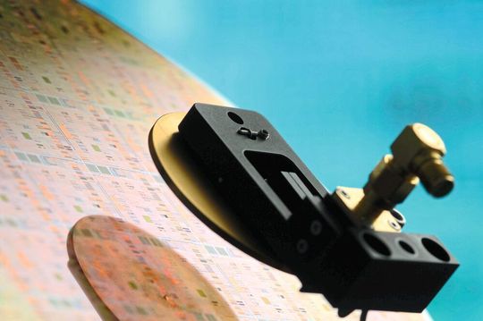 Wirksamer ESD-Schutz bereits auf dem Wafer: Capacitive Coupled Transmission Line Pulsing (CC-TLP) ist genauer und reproduzierbar. Wirksamer ESD-Schutz bereits auf dem Wafer: Capacitive Coupled Transmission Line Pulsing (CC-TLP) ist genauer und reproduzierbar.