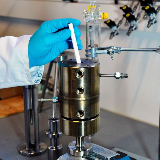 Neuartiger Membranreaktor zur effektiven Herstellung von chemischen Grundstoffen mit deutlich gesteigerten Ausbeuten. Neuartiger Membranreaktor zur effektiven Herstellung von chemischen Grundstoffen mit deutlich gesteigerten Ausbeuten.