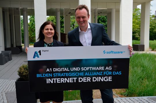 Dr. Elisabetta Castiglioni, CEO von A1 Digital mit Werner Rieche, Geschäftsführer der Region Deutschland, Österreich und Schweiz der Software AG. Dr. Elisabetta Castiglioni, CEO von A1 Digital mit Werner Rieche, Geschäftsführer der Region Deutschland, Österreich und Schweiz der Software AG.