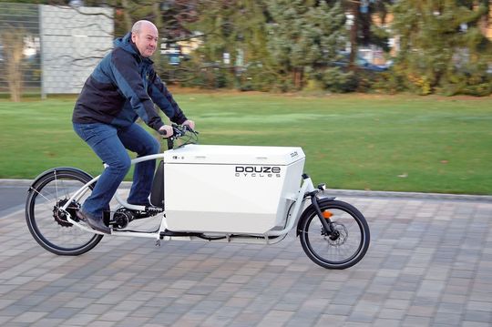 Die französische Manufaktur Douze Cycles bietet ihr Lastenvelo mit der Box „KEP Alu 800“ und einem gekapselten Sechsganggetriebe „C1.6“ von Pinion an.