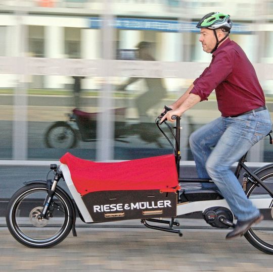 Die feuerrote „Persenning“ des Packster 60 schützt vor Nässe von oben, die Zehngangschaltung ist leichtgängig und fein abgestimmt. Die feuerrote „Persenning“ des Packster 60 schützt vor Nässe von oben, die Zehngangschaltung ist leichtgängig und fein abgestimmt.