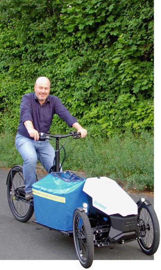 Das „ProCargo CT1“ des Fahrzeugeinrichters Sortimo kommt mit drei Rädern und spezieller Neigetechnik daher.