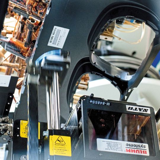 Ein vollautomatischer RFID-Etikettendruckspender bedruckt und beschreibt bei Rehau über Kopf die RFID-Labels mit entsprechenden Informationen und appliziert sie auf die Rohteile.