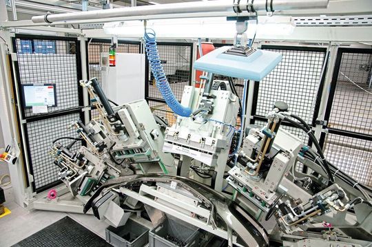 Nach der Identifikation der Erzeugnisse übernehmen die Bearbeitungsmaschinen die benötigten Einstelldaten automatisch aus den Hintergrundsystemen.