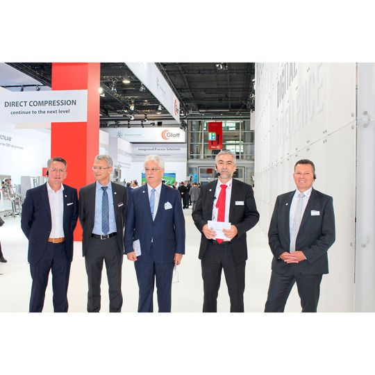 Excellence United: (v.l.) Olaf Müller (Fette), Markus Ströbel (Bausch+Ströbel), Siegfried Drost (Uhlmann), Thomas Hofmaier (Glatt), Thomas Weller (Harro Höfliger) Excellence United: (v.l.) Olaf Müller (Fette), Markus Ströbel (Bausch+Ströbel), Siegfried Drost (Uhlmann), Thomas Hofmaier (Glatt), Thomas Weller (Harro Höfliger)
