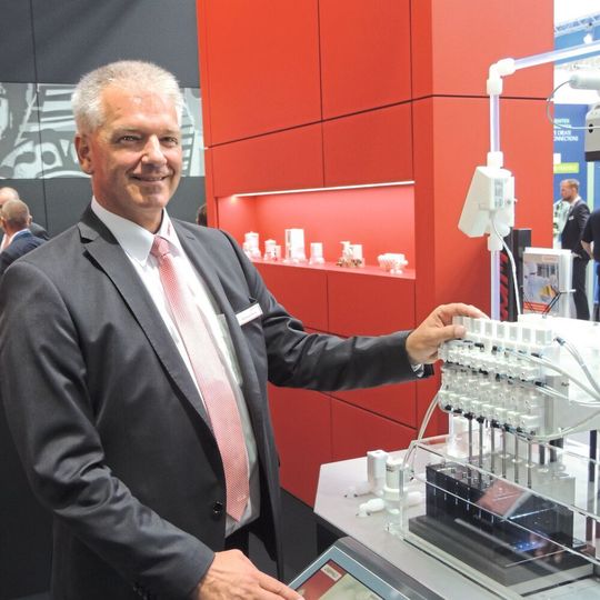 Burkhard Müller, Leiter des Gemü-Geschäftssegments Semiconductor, zeigt konfigurierbare Ventillösungen, die sich u.a. für die Abfüllung von Li-Ionenbatterien eignen. Burkhard Müller, Leiter des Gemü-Geschäftssegments Semiconductor, zeigt konfigurierbare Ventillösungen, die sich u.a. für die Abfüllung von Li-Ionenbatterien eignen.