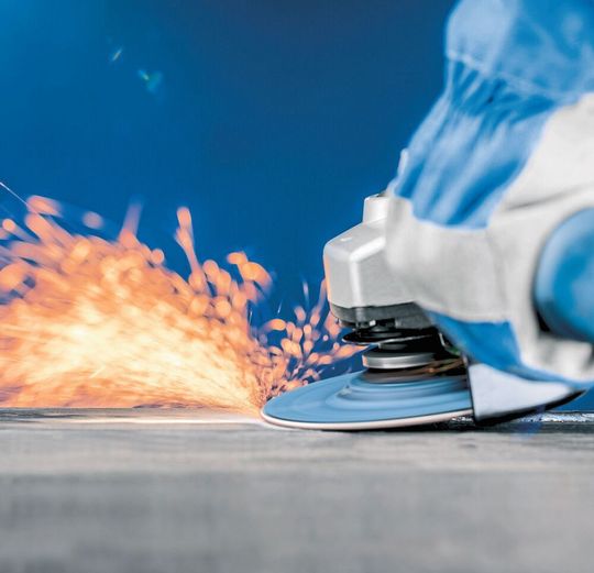 Flotter, ergonomischer und deutlich standhafter soll die Arbeit mit den neu entwickelten Schruppscheiben-Alternativen aus Pferds „CC-Grind“-Familie ablaufen. Das Besondere ist ihre Ausstattung mit den dreieckig geformten Deltagrain-Schleifkörnerchen, wie es heißt. Flotter, ergonomischer und deutlich standhafter soll die Arbeit mit den neu entwickelten Schruppscheiben-Alternativen aus Pferds „CC-Grind“-Familie ablaufen. Das Besondere ist ihre Ausstattung mit den dreieckig geformten Deltagrain-Schleifkörnerchen, wie es heißt.