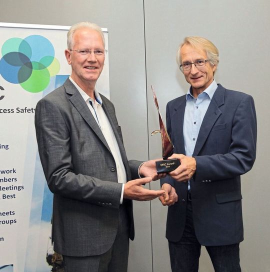 Dr. Hans-Peter Schildberg (right) receiving the award from Piet Knijff, chair of the EPSC Board. Dr. Hans-Peter Schildberg (right) receiving the award from Piet Knijff, chair of the EPSC Board.