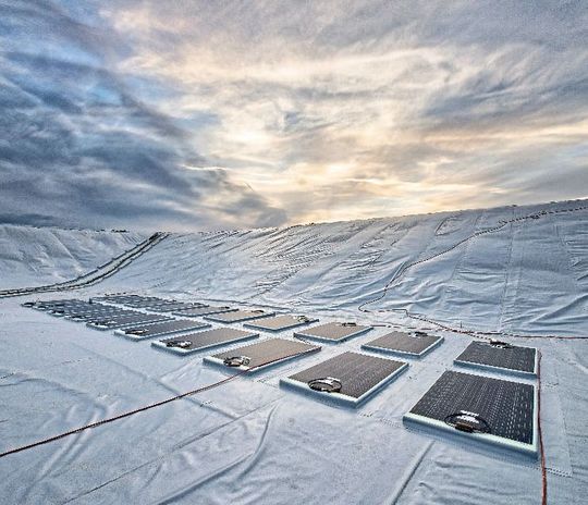 Eine robuste, jahrzehntelang haltbare PVC-basierte Solarfolie mit darauf applizierten Solarzellen verhindert das Verdunsten von gesammeltem Wasser, unterbindet Algenbildung und Verschmutzung und liefert gleich noch den Strom für den Betrieb der Förderpumpen, sagt der Hersteller Continental.