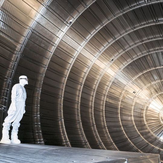 Im Inneren des Hauptspektrometertanks des Karlsruher Tritium Neutrino Experiments „Katrin“ Im Inneren des Hauptspektrometertanks des Karlsruher Tritium Neutrino Experiments „Katrin“