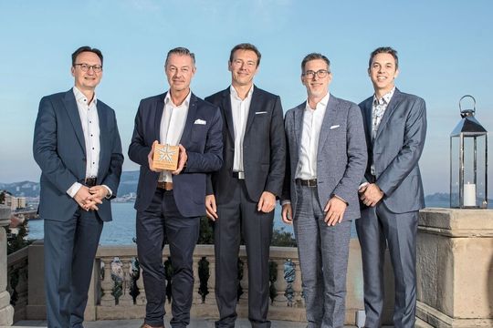 Andreas Stege (2. v.li.), Geschäftsführer des Lexus-Forums Osnabrück, nahm den Kiwami Award während der Preisverleihung im französischen Marseille entgegen.