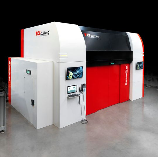 In Kombination mit einem Roboter ermöglicht die neue Laserschneidanlage Spaceline Fiber die Produktion von komplexen Schnittkonturen durch präzise Positionierung des Teiles mit stets korrekten Winkeln, wie der Hersteller TCI Cutting beschreibt. In Kombination mit einem Roboter ermöglicht die neue Laserschneidanlage Spaceline Fiber die Produktion von komplexen Schnittkonturen durch präzise Positionierung des Teiles mit stets korrekten Winkeln, wie der Hersteller TCI Cutting beschreibt.