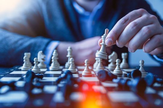 Die benötigte Orientierung kann eine Führungskraft ihren Mitarbeitern nur geben, wenn sie selbst weiß, was zum Erreichen der übergeordneten Ziele nötig ist. Die benötigte Orientierung kann eine Führungskraft ihren Mitarbeitern nur geben, wenn sie selbst weiß, was zum Erreichen der übergeordneten Ziele nötig ist.