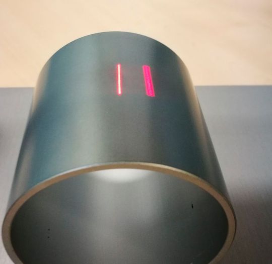 Mit einem zweistrahligen Lasersystem haben es die Experten des ELB Eloxalwerk geschafft den Hochleistungskunststoff PEEK gezielt auf beanspruchte Zonen an Metallbauteilen zu applizieren. Gezeigt wurde das erstmals auf der Hannover-Messe 2018. Jetzt ist das Thema im Rahmen des „Thinking“ im Juni ein Hingucker bei der Leichtbau BW, speziell in puncto Veredelung von Magnesiumbauteilen. Mit einem zweistrahligen Lasersystem haben es die Experten des ELB Eloxalwerk geschafft den Hochleistungskunststoff PEEK gezielt auf beanspruchte Zonen an Metallbauteilen zu applizieren. Gezeigt wurde das erstmals auf der Hannover-Messe 2018. Jetzt ist das Thema im Rahmen des „Thinking“ im Juni ein Hingucker bei der Leichtbau BW, speziell in puncto Veredelung von Magnesiumbauteilen.