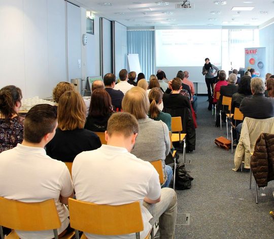 Damit potenzielle Nachwuchskräfte das Zukunftspotenzial erkennen, das ihnen bei der Entscheidung einen Job im Kunststoffsektor zu wählen winkt, informierten die Experten des Kunststoff-Netzwerk Franken e. V. (KNF) im April in Bayreuth umfassend über die bestehenden Chancen und darüber, welche beruflichen Möglichkeiten sich im Polymersektor eröffnen. Damit potenzielle Nachwuchskräfte das Zukunftspotenzial erkennen, das ihnen bei der Entscheidung einen Job im Kunststoffsektor zu wählen winkt, informierten die Experten des Kunststoff-Netzwerk Franken e. V. (KNF) im April in Bayreuth umfassend über die bestehenden Chancen und darüber, welche beruflichen Möglichkeiten sich im Polymersektor eröffnen.