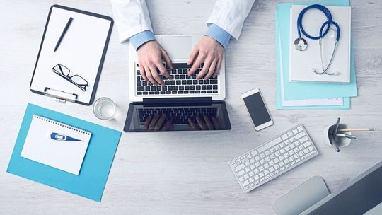 Dass in zehn Jahren Patientengespräche ausschließlich über moderne Kommunikationsmedien geführt werden, glaubt zwar nur eine Minderheit der Deutschen – viele Bürger schätzen jedoch die Möglichkeit, die ihnen die Telemedizin eröffnet: Knapp die Hälfte, 43 Prozent, befürwortet eine Lockerung des Fernbehandlungsverbots, etwa bei chronischen Erkrankungen. Dass in zehn Jahren Patientengespräche ausschließlich über moderne Kommunikationsmedien geführt werden, glaubt zwar nur eine Minderheit der Deutschen – viele Bürger schätzen jedoch die Möglichkeit, die ihnen die Telemedizin eröffnet: Knapp die Hälfte, 43 Prozent, befürwortet eine Lockerung des Fernbehandlungsverbots, etwa bei chronischen Erkrankungen.