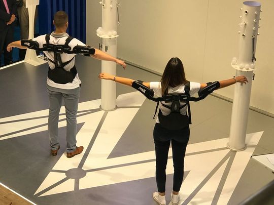 Am Messestand von Comau haben Besucher der Automatica die Gelegenheit, sich durch ein mit Sensoren bestücktes Exoskelett, das die Muskeln in einer Anwendung sichtbar macht, selbst von den Vorteilen zu überzeugen.