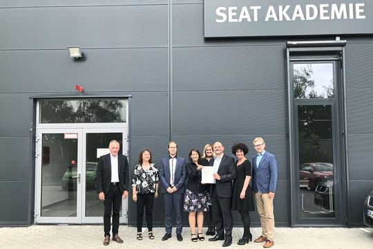 Zufriedene Gesichter bei der Gütegemeinschaft Service: (v.li.) Eckhard Rodatz von Volkswagen, Verena Bartnick von der Agentur Lünemotion, Philipp Steinke von der Agentur Steep, Claudia Eichhorn von Seat Deutschland, Christiane Nicolai von Audi, Markus Poser, Leiter der Seat-Trainingsabteilung, Katrin Schillinger von der Agentur Artop und Arne Hacker von Mercedes.