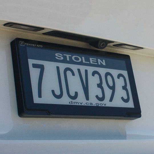 Das digitale Nummernschild zeigt, wenn das Auto gestohlen wurde. Das digitale Nummernschild zeigt, wenn das Auto gestohlen wurde.