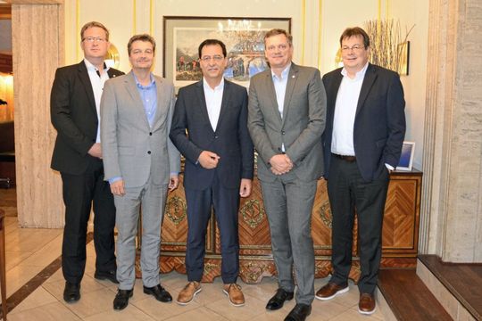 v.l. Fabian Hoppe, Leiter Controlling Divisions bei Weidmüller, Michael Matthesius, Leiter der Division Automation Products and Solutions bei Weidmüller, Achim Schreck, Geschäftsführer bei GTI-Control, Jörg Timmermann, Vorstandssprechers der Weidmüller Gruppe, und Jochen Rafalzik, Leiter M&A bei Weidmüller, nach der Vertragsunterzeichnung. v.l. Fabian Hoppe, Leiter Controlling Divisions bei Weidmüller, Michael Matthesius, Leiter der Division Automation Products and Solutions bei Weidmüller, Achim Schreck, Geschäftsführer bei GTI-Control, Jörg Timmermann, Vorstandssprechers der Weidmüller Gruppe, und Jochen Rafalzik, Leiter M&A bei Weidmüller, nach der Vertragsunterzeichnung.