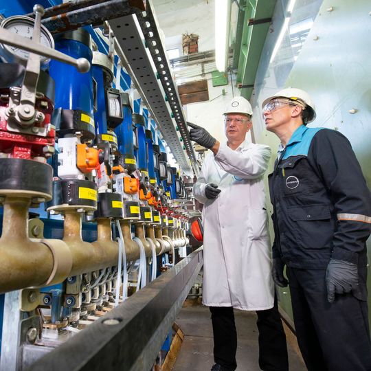 Two Covestro employees inspect a demonstration plant during a planned downtime in Leverkusen: Exactly here, the oxygen-depolarized cathode (ODC) technology has been developed and improved for many years. Two Covestro employees inspect a demonstration plant during a planned downtime in Leverkusen: Exactly here, the oxygen-depolarized cathode (ODC) technology has been developed and improved for many years.