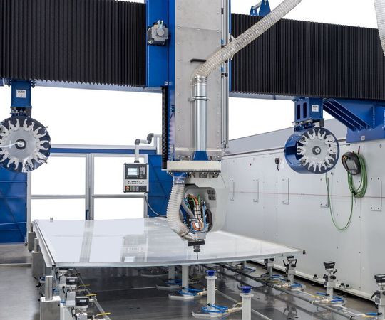 Die professionelle, mechanische Bearbeitung konkaver PUAL-Bauteile gelingt mit der weiter entwickelten Gantry-Fräsmaschine von HG Grimme Systech jetzt noch besser. Dabei handelt es sich um Sandwichmaterial aus Polyurethan und Aluminium, das etwa für Fahrzeugdächer verwendet wird. Der Omnibushersteller MAN in Polen nutzt diese Anlage bereits. Die professionelle, mechanische Bearbeitung konkaver PUAL-Bauteile gelingt mit der weiter entwickelten Gantry-Fräsmaschine von HG Grimme Systech jetzt noch besser. Dabei handelt es sich um Sandwichmaterial aus Polyurethan und Aluminium, das etwa für Fahrzeugdächer verwendet wird. Der Omnibushersteller MAN in Polen nutzt diese Anlage bereits.