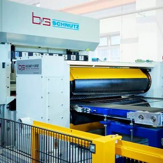 Eine der Kernkompetenzen von Delta Technik ist die Antriebstechnik. Sämtliche Komponenten – von den Motoren über die Wechselrichter, die Ein-/Rückspeisung, die Sensorik und die Getriebeübersetzungen bis hin zu den Antriebsregelungen – werden auf die jeweiligen Anlagen abgestimmt. Dies kommt auch den Richtmaschinen der Schnutz GmbH, einer weiteren B+S-Tochter, zugute. Eine der Kernkompetenzen von Delta Technik ist die Antriebstechnik. Sämtliche Komponenten – von den Motoren über die Wechselrichter, die Ein-/Rückspeisung, die Sensorik und die Getriebeübersetzungen bis hin zu den Antriebsregelungen – werden auf die jeweiligen Anlagen abgestimmt. Dies kommt auch den Richtmaschinen der Schnutz GmbH, einer weiteren B+S-Tochter, zugute.