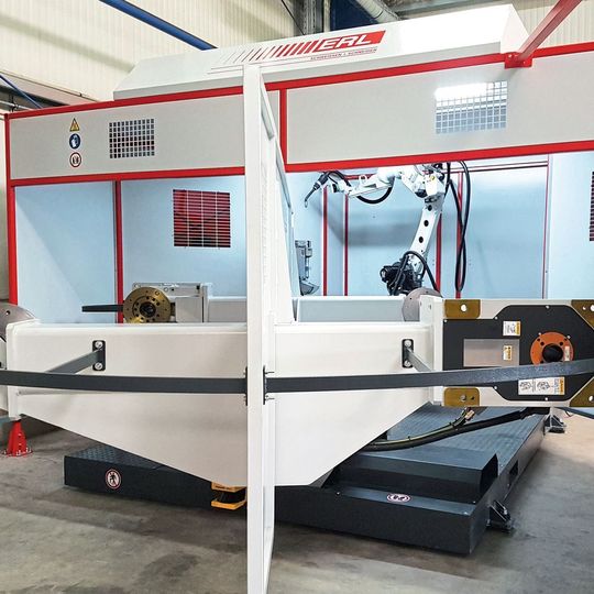 Mit der Schweißroboteranlage von Erl wurde bei Henle die Kapazität beim Schweißen massiv gesteigert. Mit der Schweißroboteranlage von Erl wurde bei Henle die Kapazität beim Schweißen massiv gesteigert.