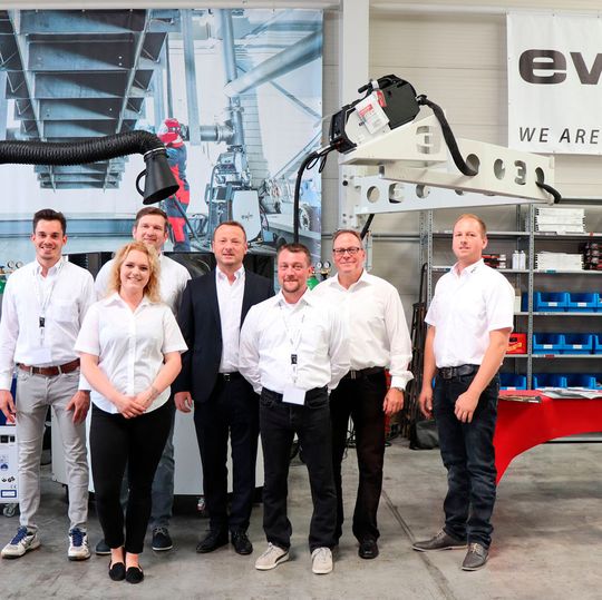 Das Team des neuen Vertriebs- und Technologiezentrum der EWM AG in Nossen(Sachsen). Das Team des neuen Vertriebs- und Technologiezentrum der EWM AG in Nossen(Sachsen).