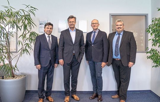 Vorstand Martin Schenkel (r.) freut sich auf die Zusammenarbeit mit dem neuen Raumedic-Aufsichtsrat bestehend aus Thomas Wälti, dem Vorsitzenden Jürgen Werner und Dr. Ulrich Günther (v.l.n.r.). Vorstand Martin Schenkel (r.) freut sich auf die Zusammenarbeit mit dem neuen Raumedic-Aufsichtsrat bestehend aus Thomas Wälti, dem Vorsitzenden Jürgen Werner und Dr. Ulrich Günther (v.l.n.r.).